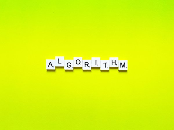 Quel est le principe de fonctionnement des algorithmes utilisés dans les machines à sous ?