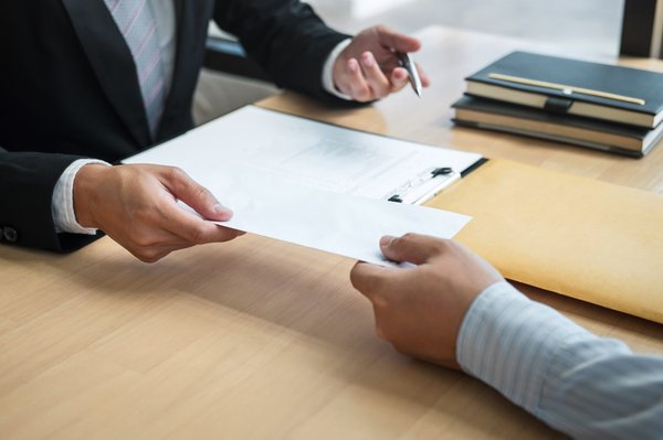 Quels sont les éléments qui influencent le salaire des débutants en SEO et quelles sont les perspectives de carrière ?